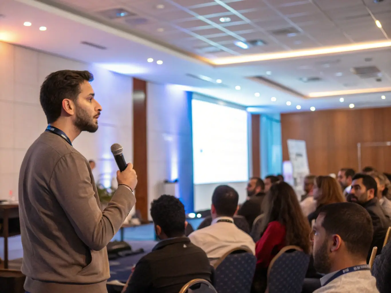 A lecturer presenting on a topic related to medieval history at the AMMV, with an audience of adults and students listening attentively.